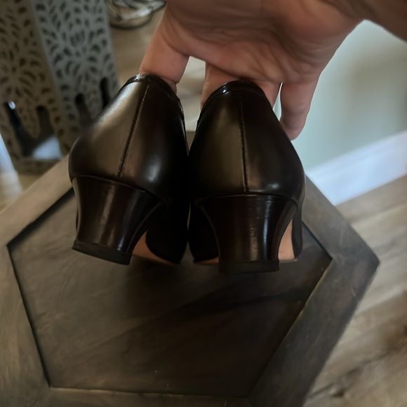 🛑 1 hour sale. Salvatore Ferragamo, size 8, Black & Gold Heels; Elegant Design - Picture 9 of 11